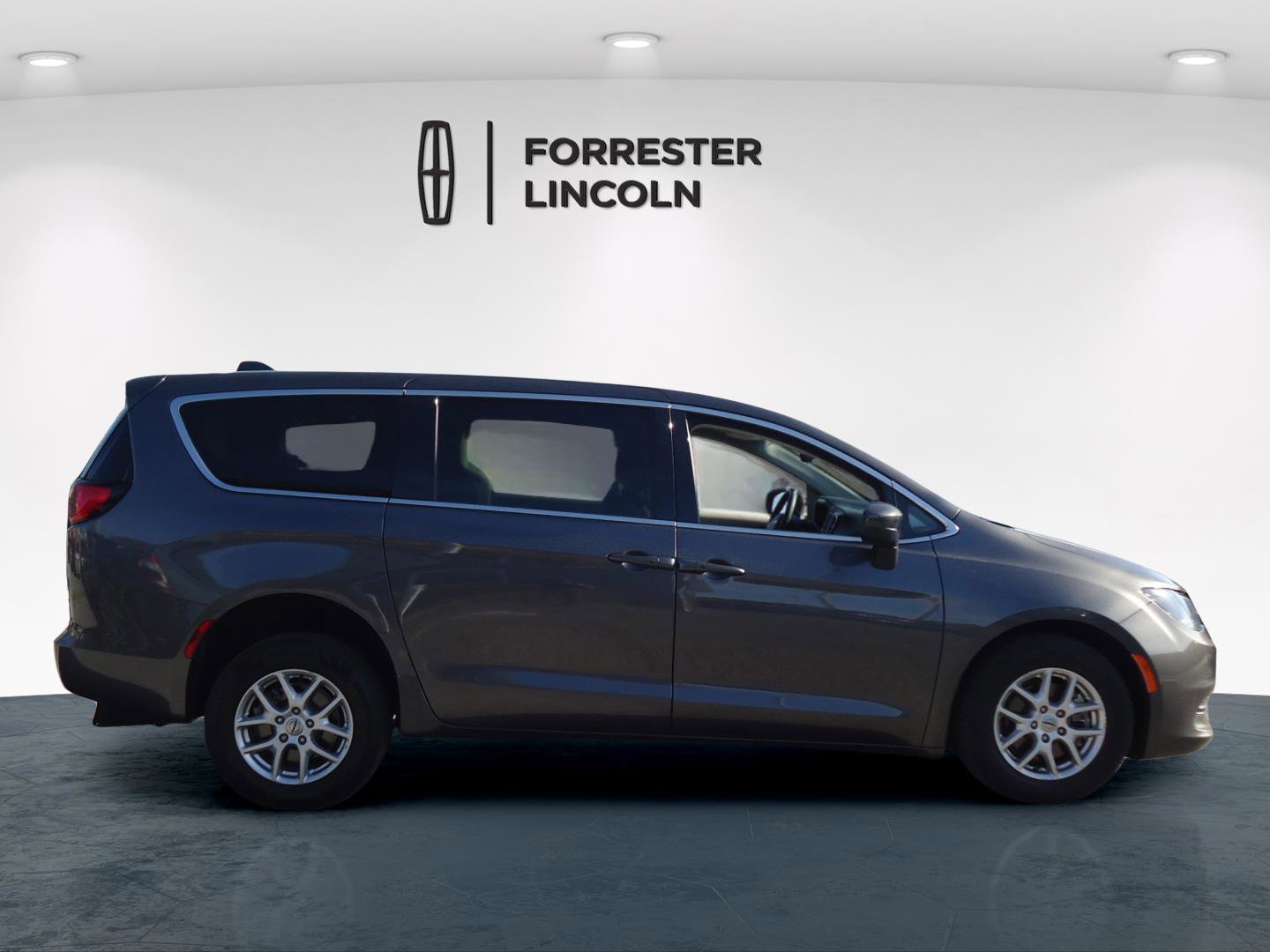 Used 2023 Chrysler Voyager LX image 5