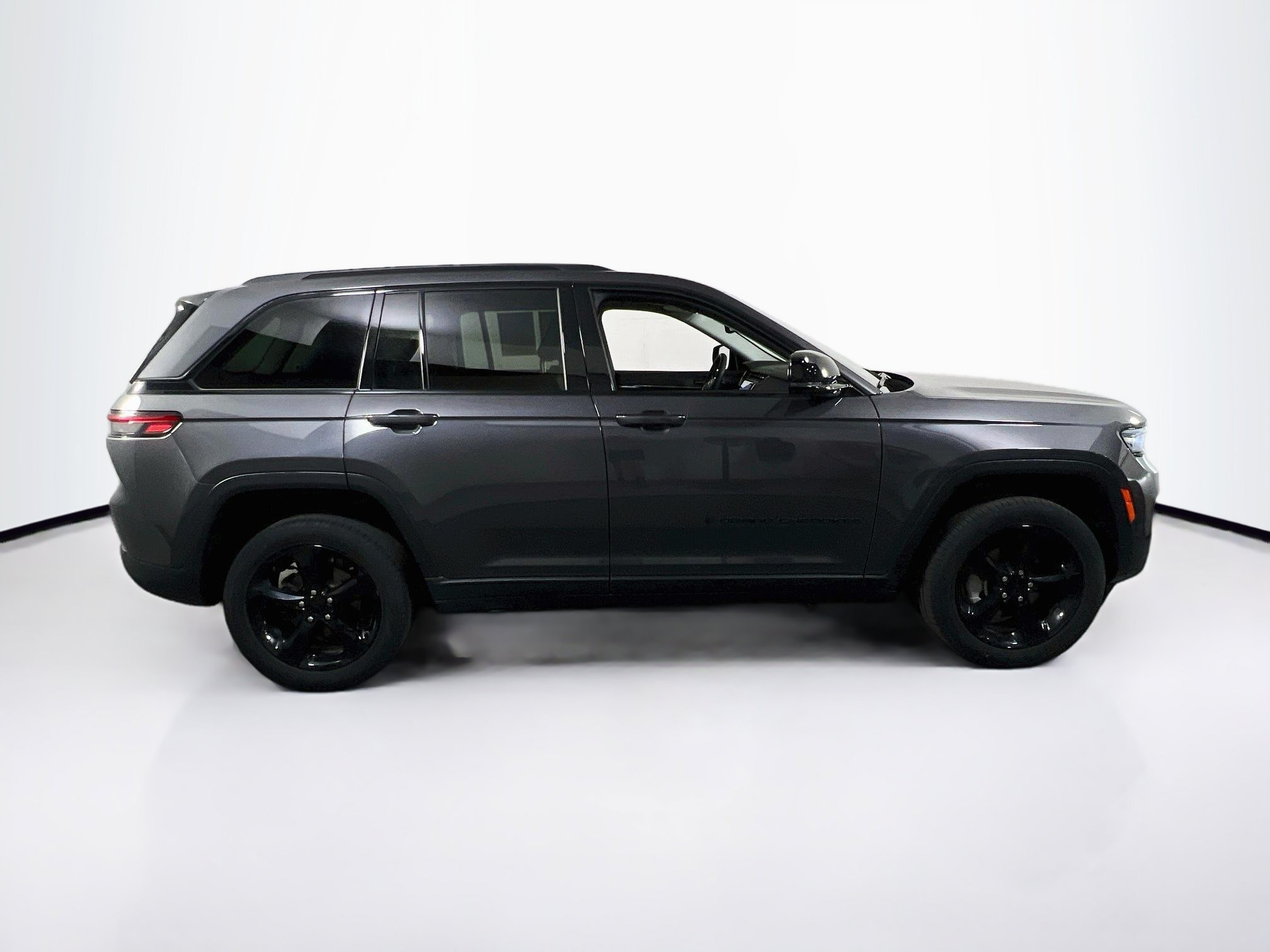 Used 2023 Jeep Grand Cherokee Limited w/ Black Appearance Package AWD/4WD image 4