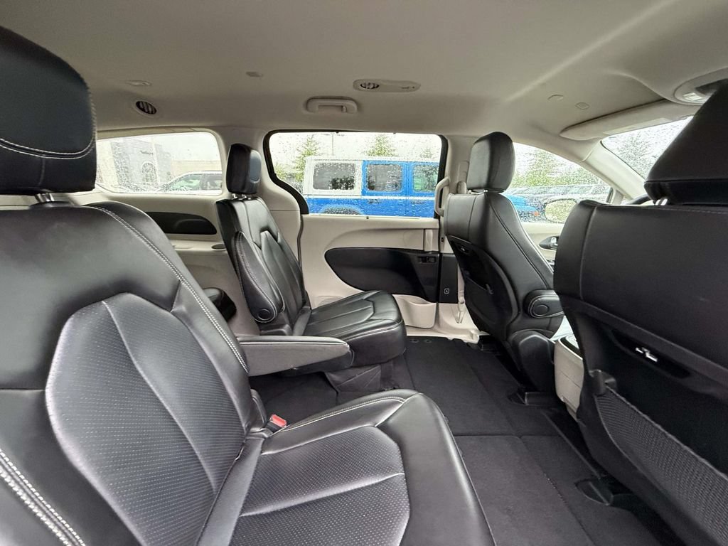Used 2023 Chrysler Pacifica Touring-L FWD image 15