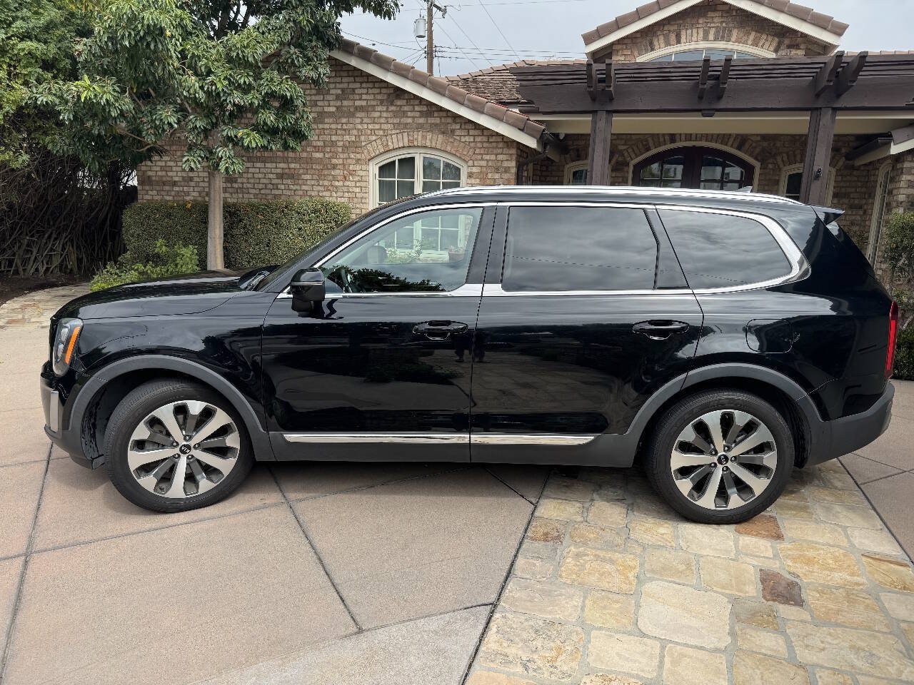 Used 2021 Kia Telluride EX w/ EX Premium Package FWD image 2