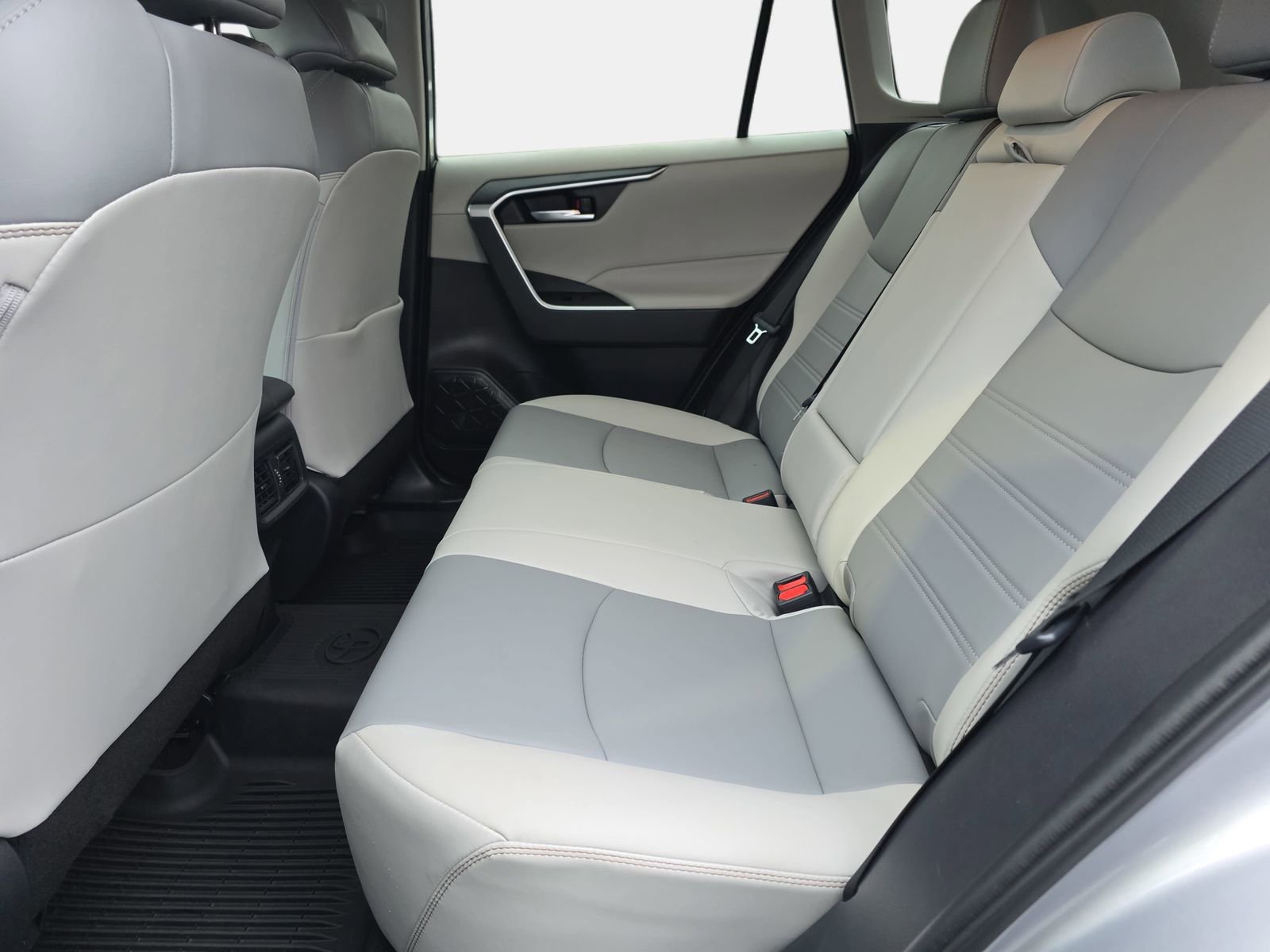 Used 2019 Toyota RAV4 XLE Premium image 14