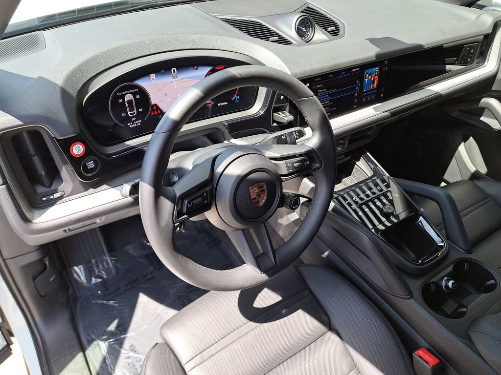 Certified 2025 Porsche Cayenne Coupe image 4
