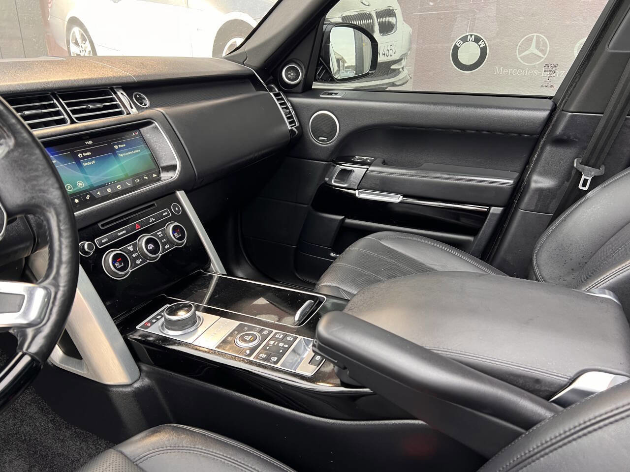 Used 2017 Land Rover Range Rover HSE image 17