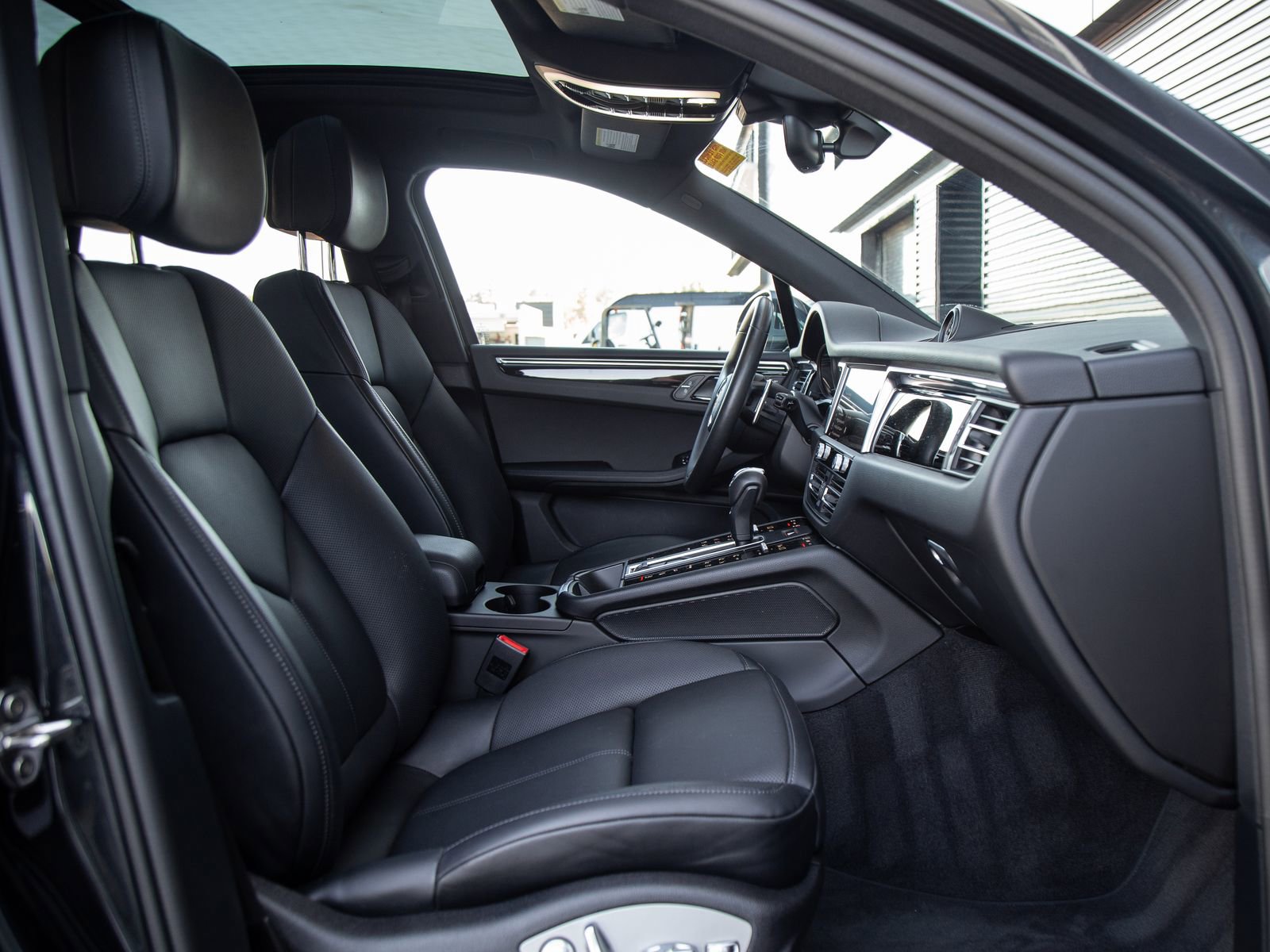 Certified 2024 Porsche Macan AWD/4WD image 25