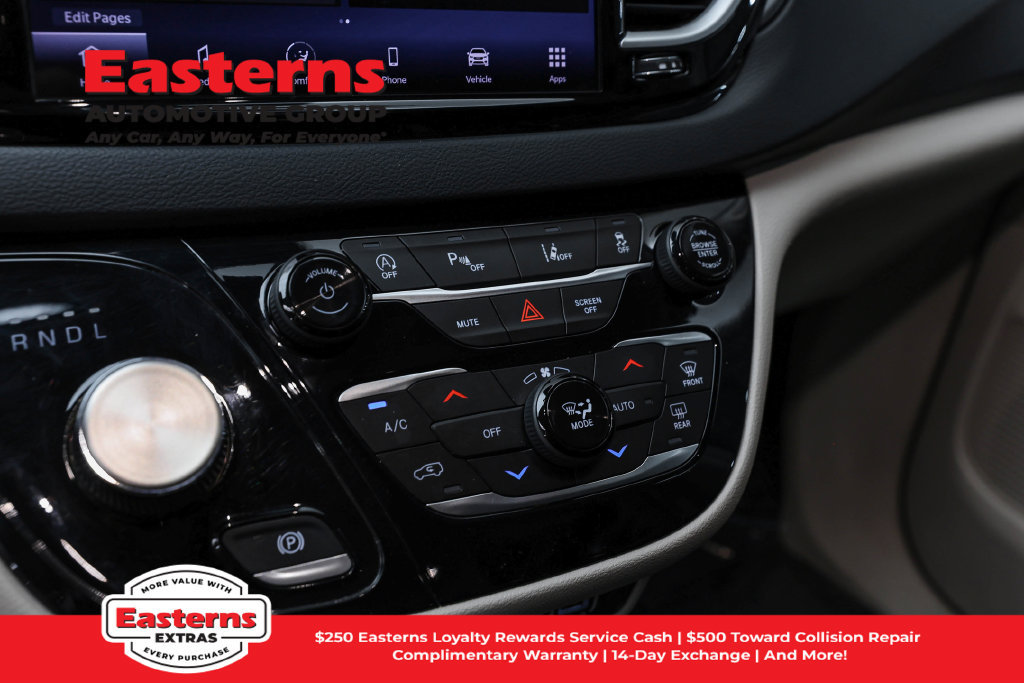 Used 2023 Chrysler Pacifica Touring-L FWD image 21
