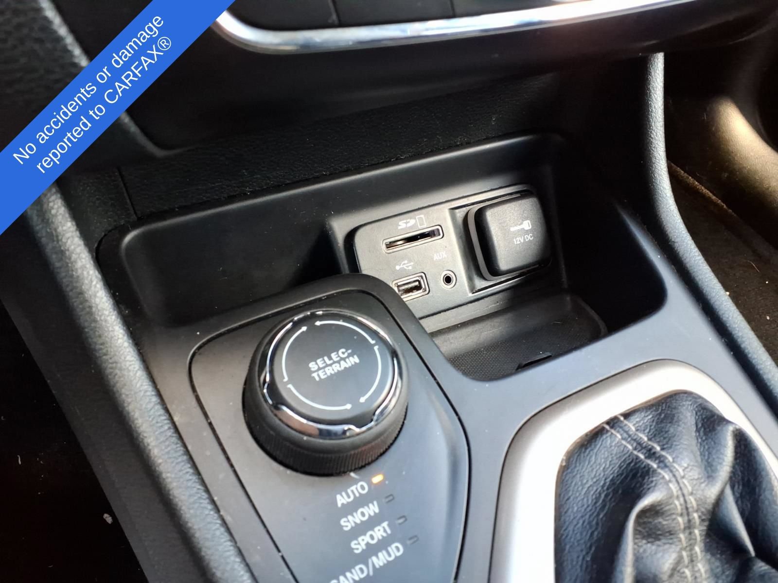 Used 2015 Jeep Cherokee Latitude w/ Cold Weather Group AWD/4WD image 22