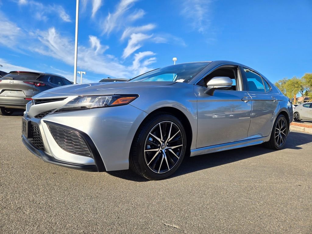 Used 2024 Toyota Camry SE image 2