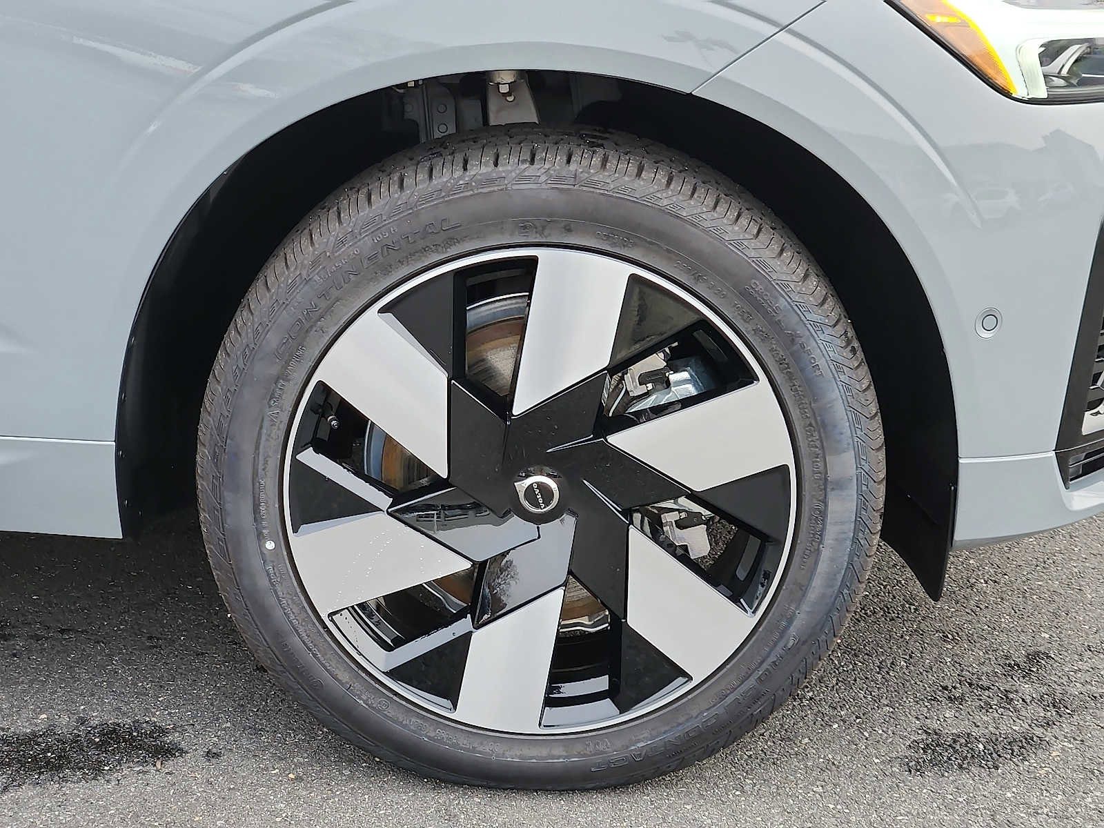 Used 2025 Volvo XC60 T8 Plus w/ Protection Package Premier image 8