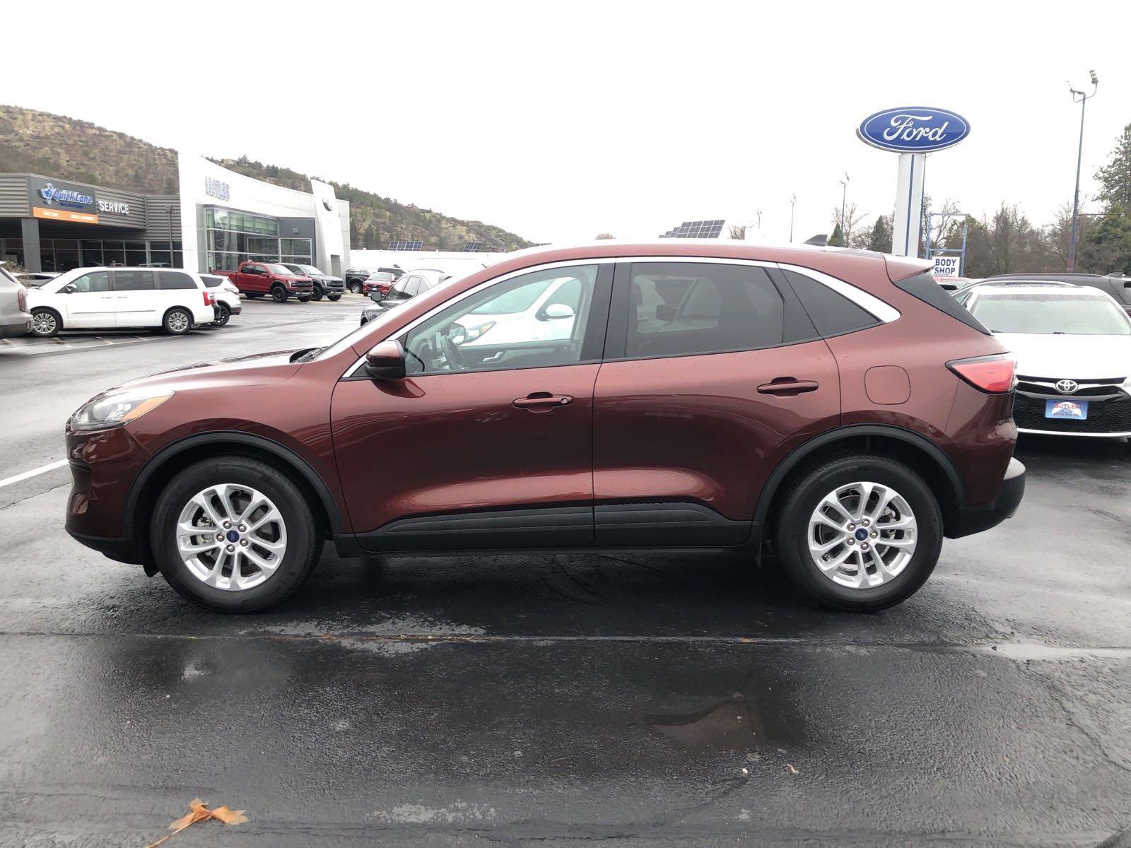 Used 2021 Ford Escape SE w/ Cold Weather Package FWD image 2
