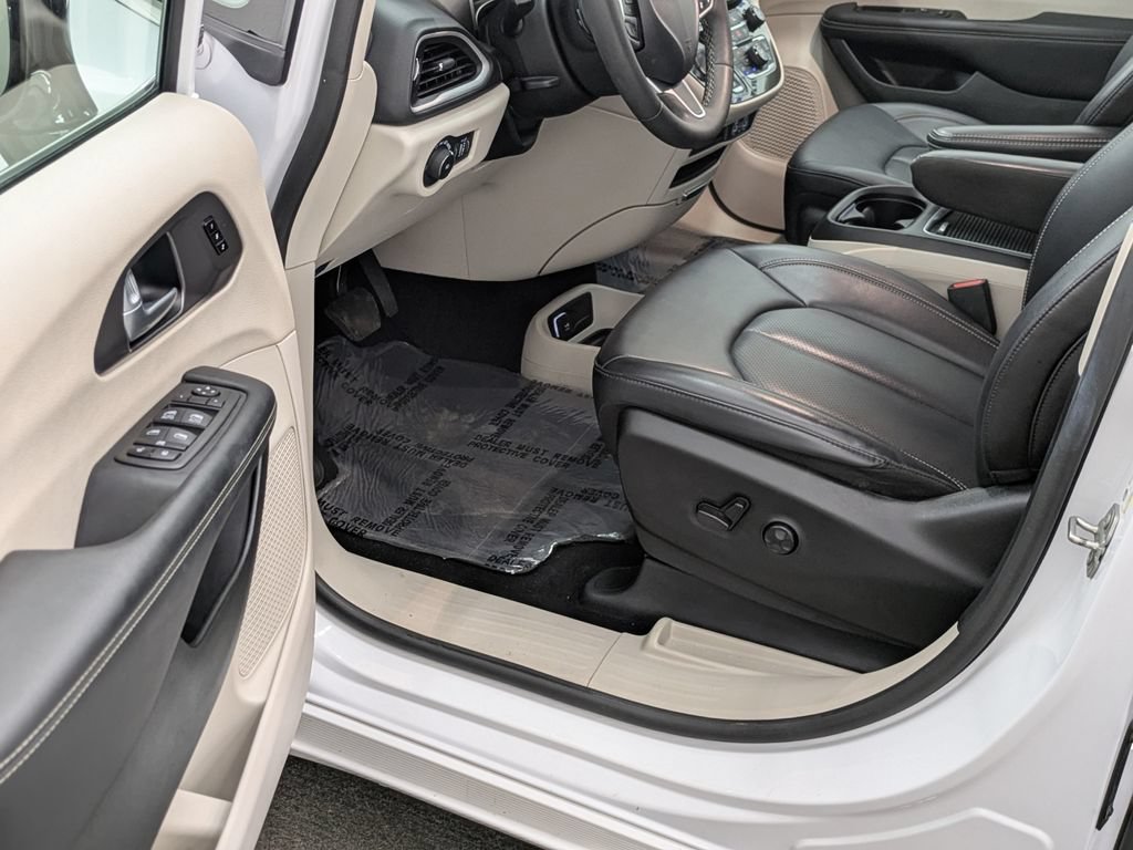 Used 2024 Chrysler Pacifica Touring-L FWD image 30