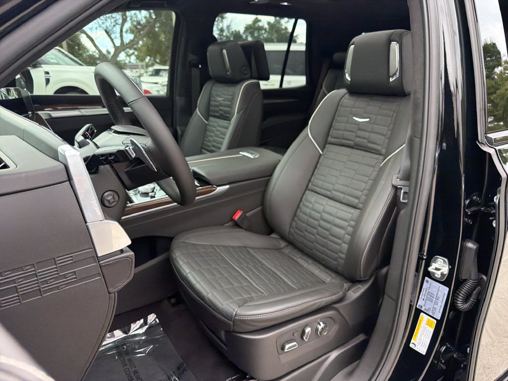 Used 2026 Cadillac Escalade Platinum Sport w/ LPO, ONYX Package AWD/4WD image 29