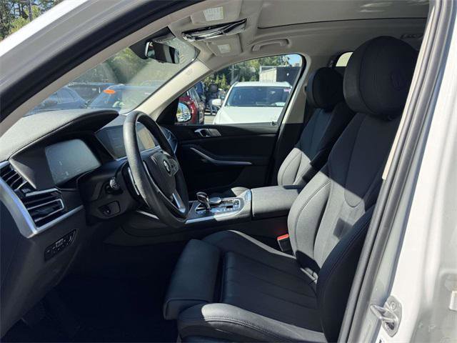 Used 2022 BMW X7 xDrive40i w/ Parking Assistance Package image 13