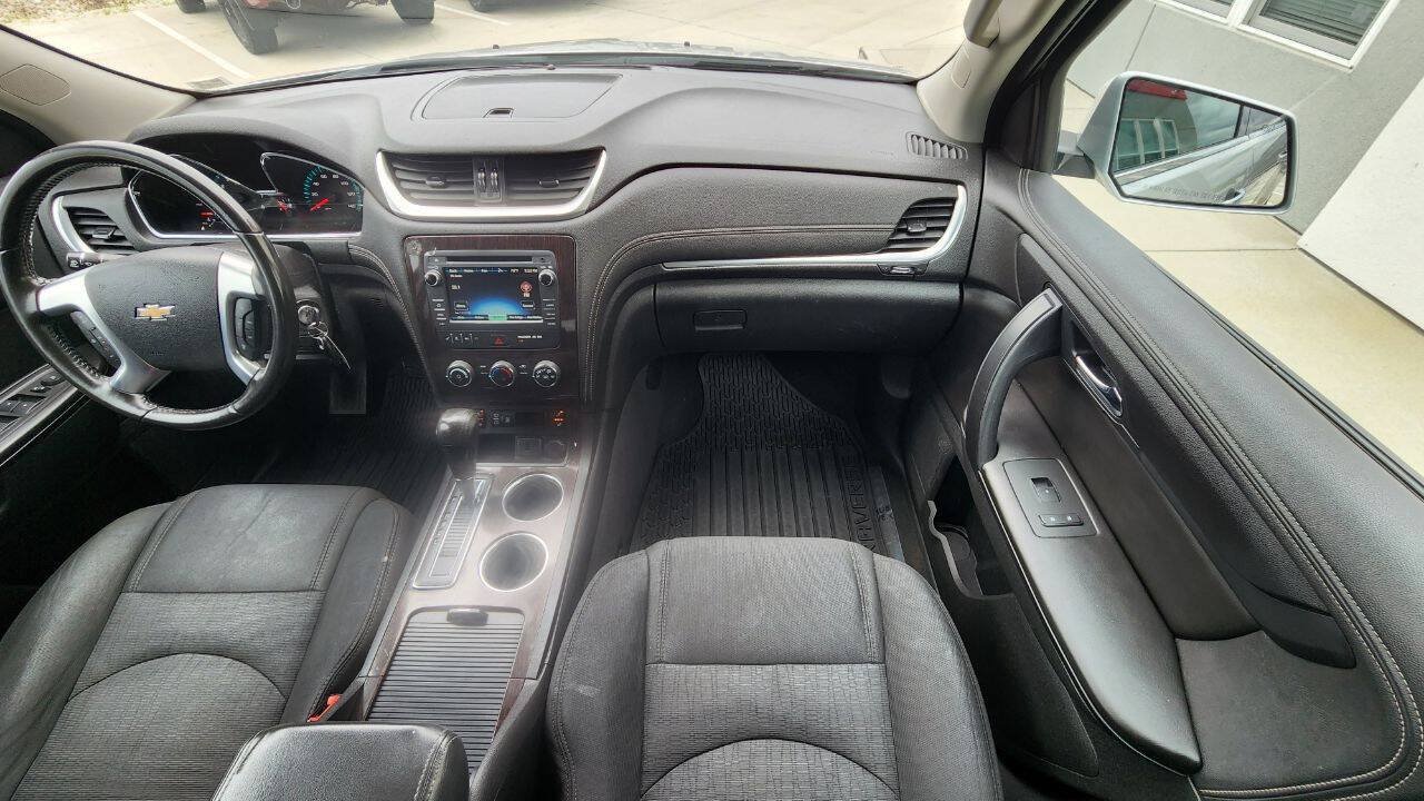 Used 2017 Chevrolet Traverse LT w/ Style and Technology Package FWD image 16