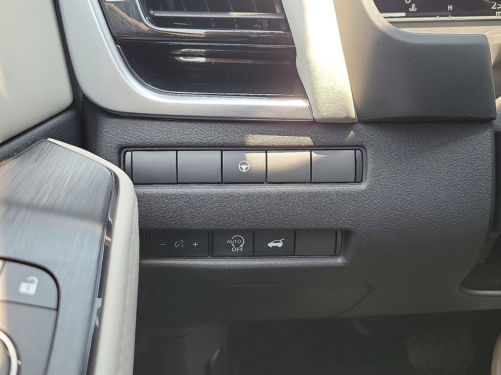 Used 2025 Nissan Rogue SL AWD/4WD image 14