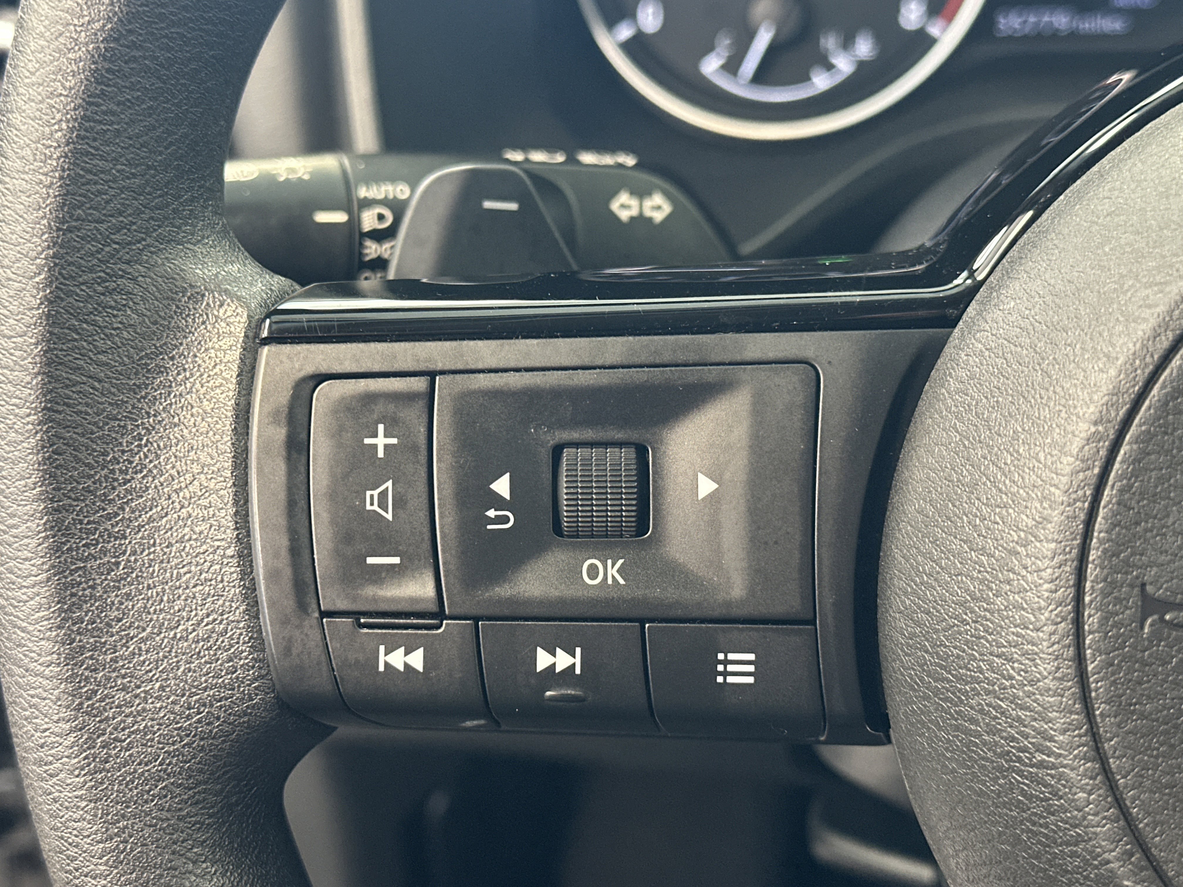 Used 2023 Nissan Rogue SV image 30