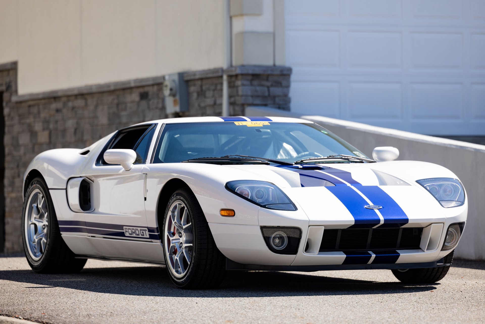 Used 2006 Ford GT RWD image 13