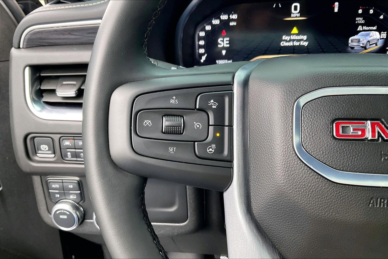 Used 2024 GMC Yukon SLT w/ SLT Luxury Package image 20