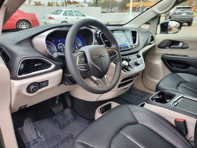 Used 2024 Chrysler Pacifica Touring-L FWD image 10