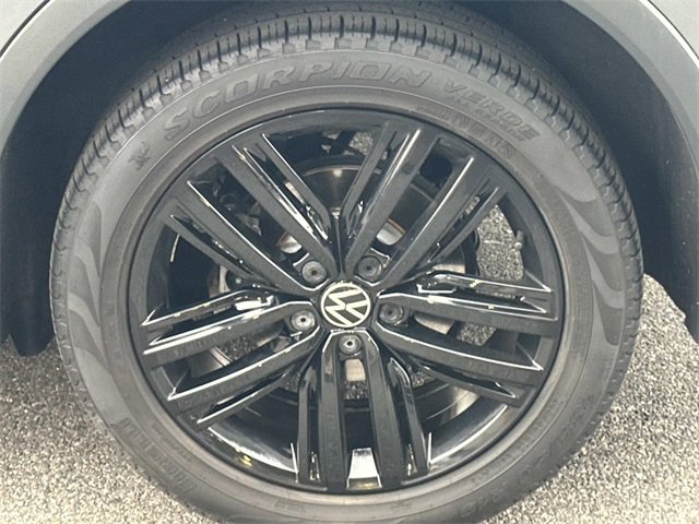 Used 2022 Volkswagen Tiguan SE R-Line image 24