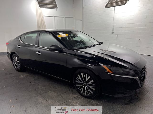 Used 2025 Nissan Altima 2.5 SV FWD image 3