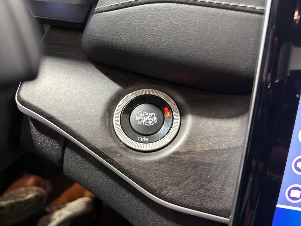 Used 2023 Jeep Grand Cherokee L Limited w/ Luxury Tech Group II image 24