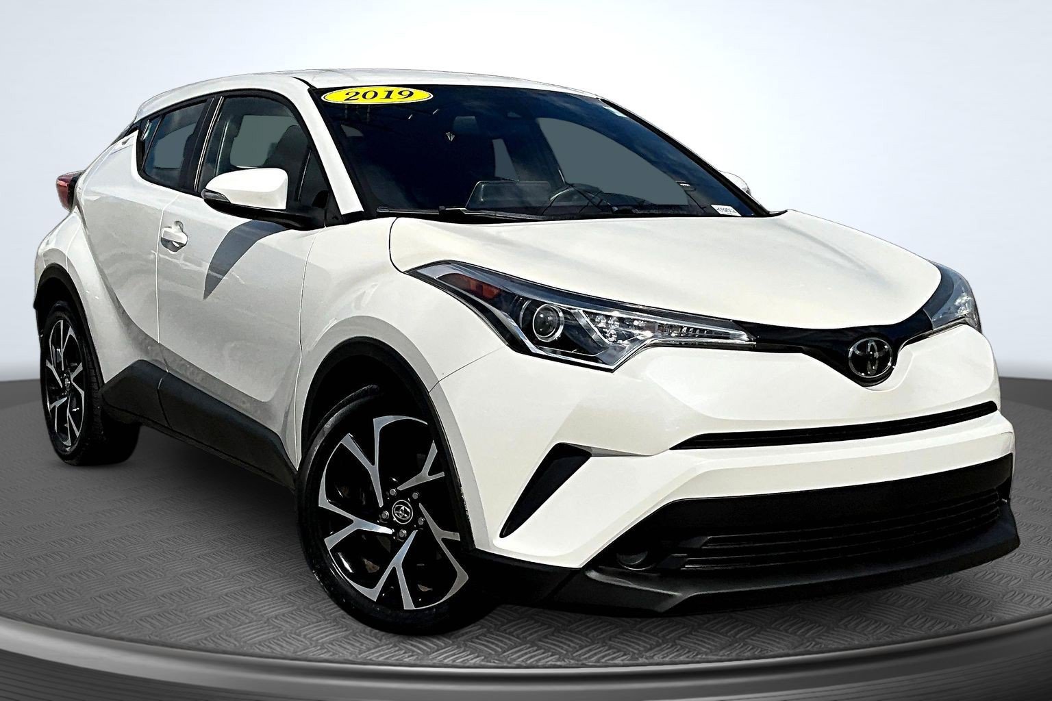 Used 2019 Toyota C-HR XLE FWD image 2