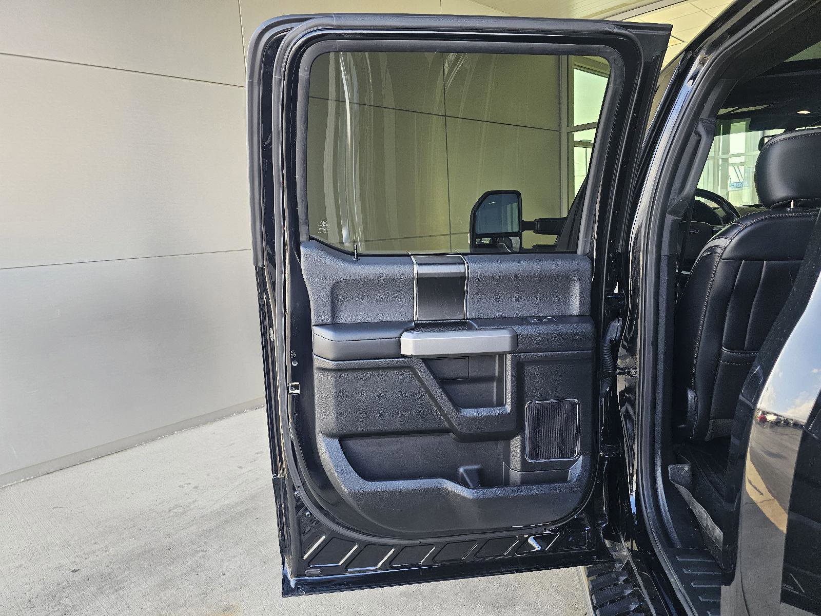 Used 2018 Ford F150 Platinum w/ Equipment Group 701A Luxury AWD/4WD image 16