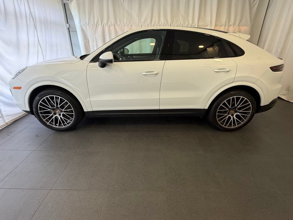 Certified 2022 Porsche Cayenne Platinum Edition AWD/4WD image 2