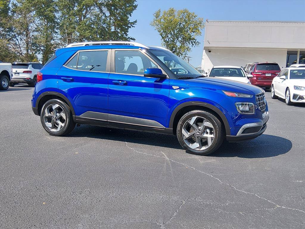 Used 2024 Hyundai Venue SEL FWD image 2