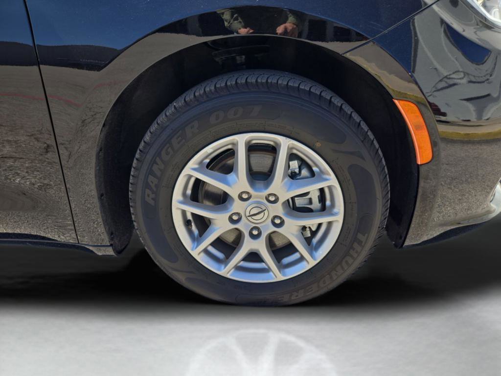 Used 2024 Chrysler Pacifica Touring-L image 33