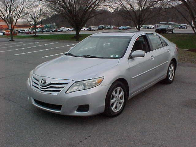 Used 2010 Toyota Camry LE image 4