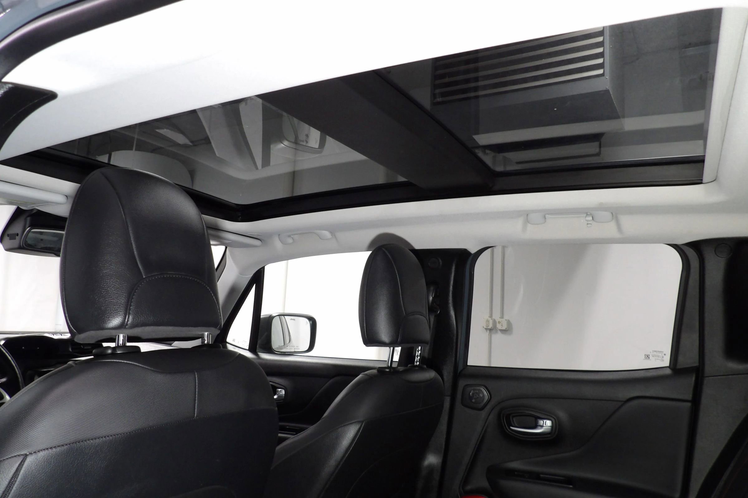 Used 2018 Jeep Renegade Trailhawk AWD/4WD image 16