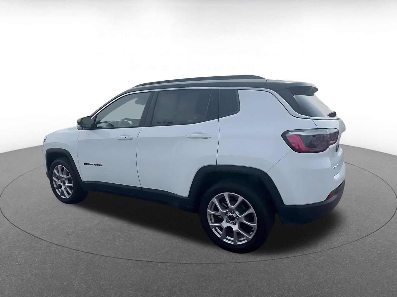 Used 2025 Jeep Compass Limited image 10