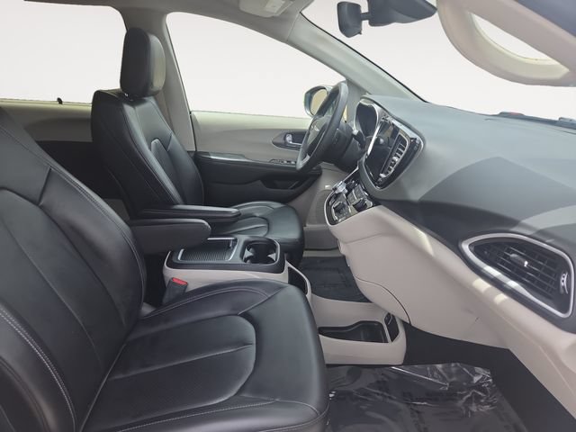 Used 2023 Chrysler Pacifica Touring-L FWD image 15
