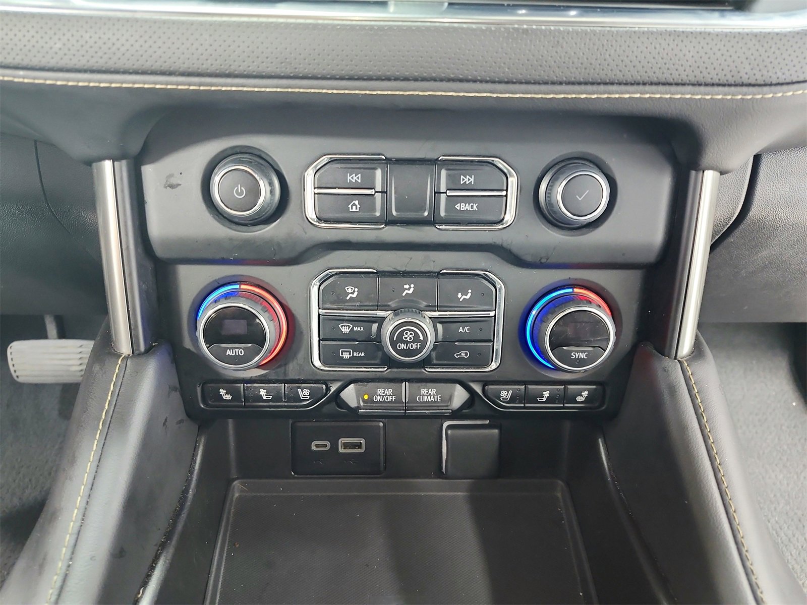 Used 2023 Chevrolet Suburban Premier image 33