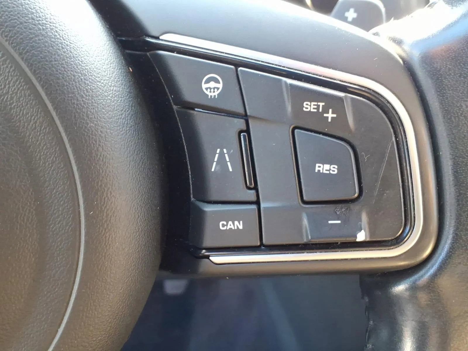 Used 2020 Jaguar F-PACE Premium image 30