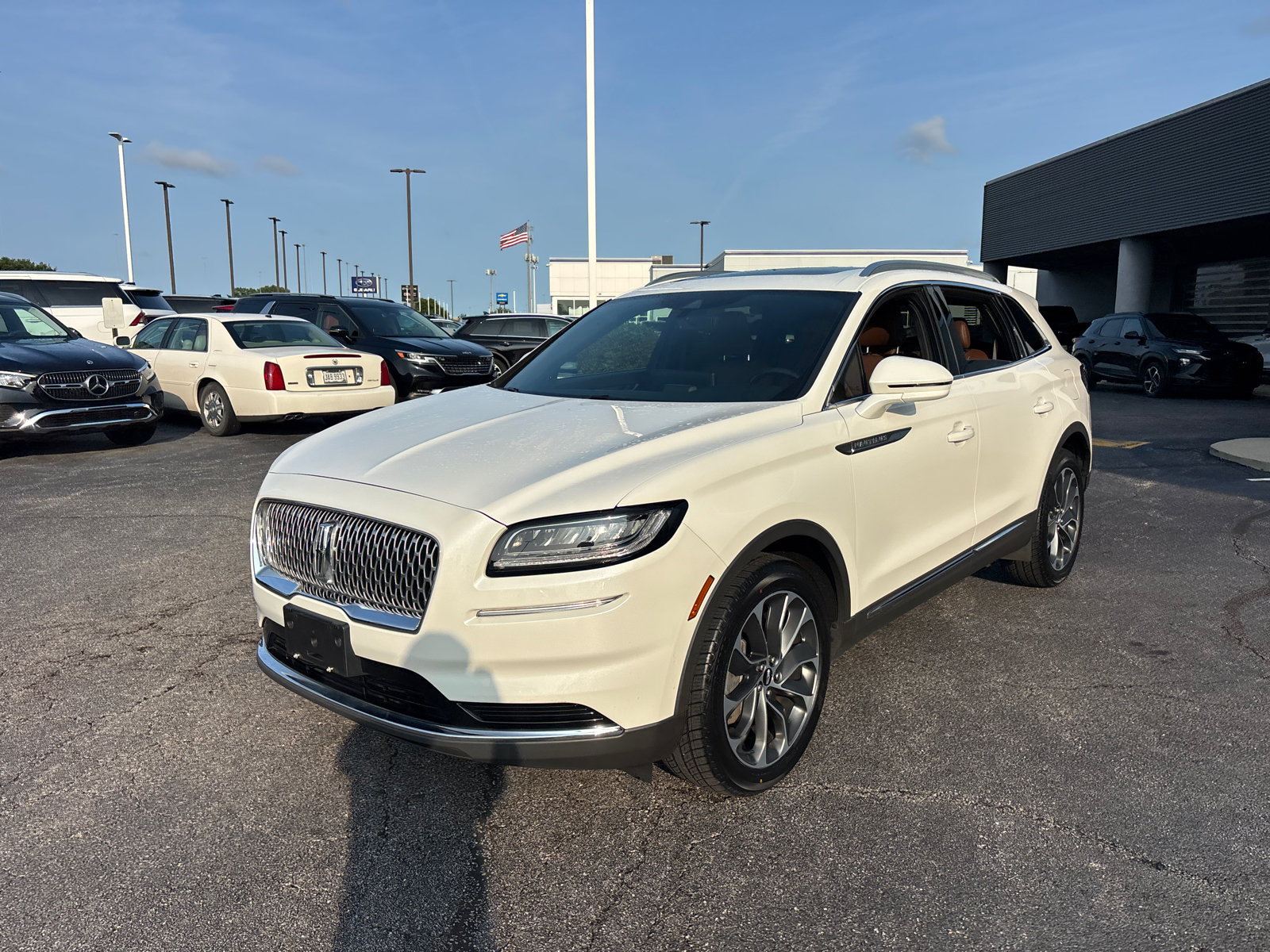 Used 2023 Lincoln Nautilus Reserve AWD/4WD image 3