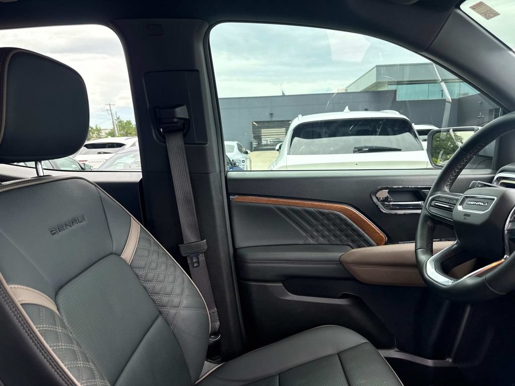 Used 2025 GMC Canyon Denali AWD/4WD image 14