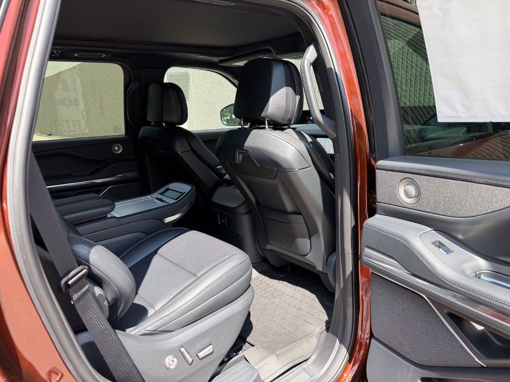 New 2027 Lincoln Navigator Reserve w/ Jet Appearance Package AWD/4WD image 28