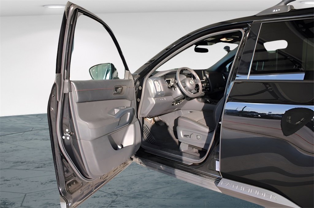 Used 2025 Nissan Pathfinder Rock Creek image 12