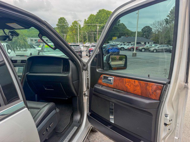 Used 2017 Lincoln Navigator L Select RWD image 23