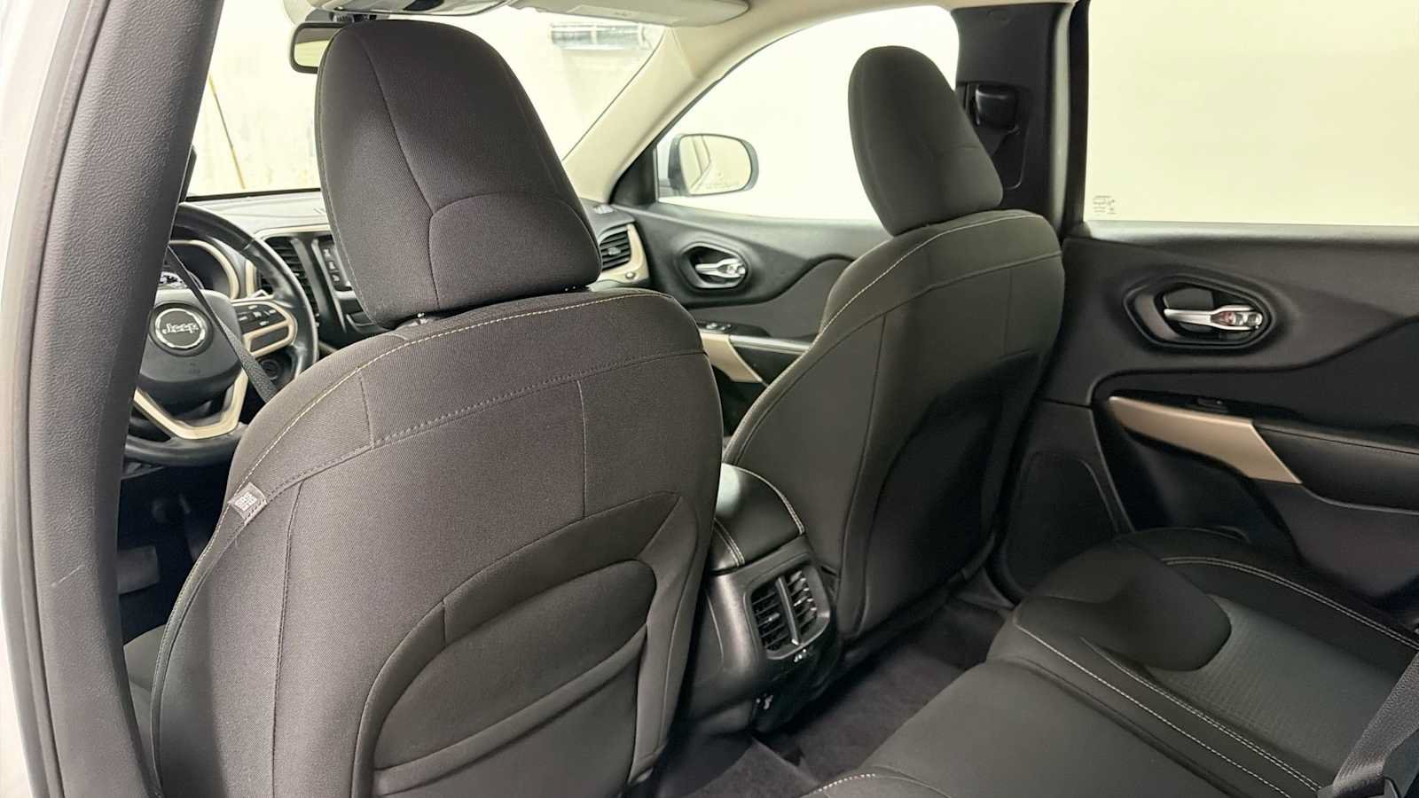 Used 2017 Jeep Cherokee Latitude AWD/4WD image 25