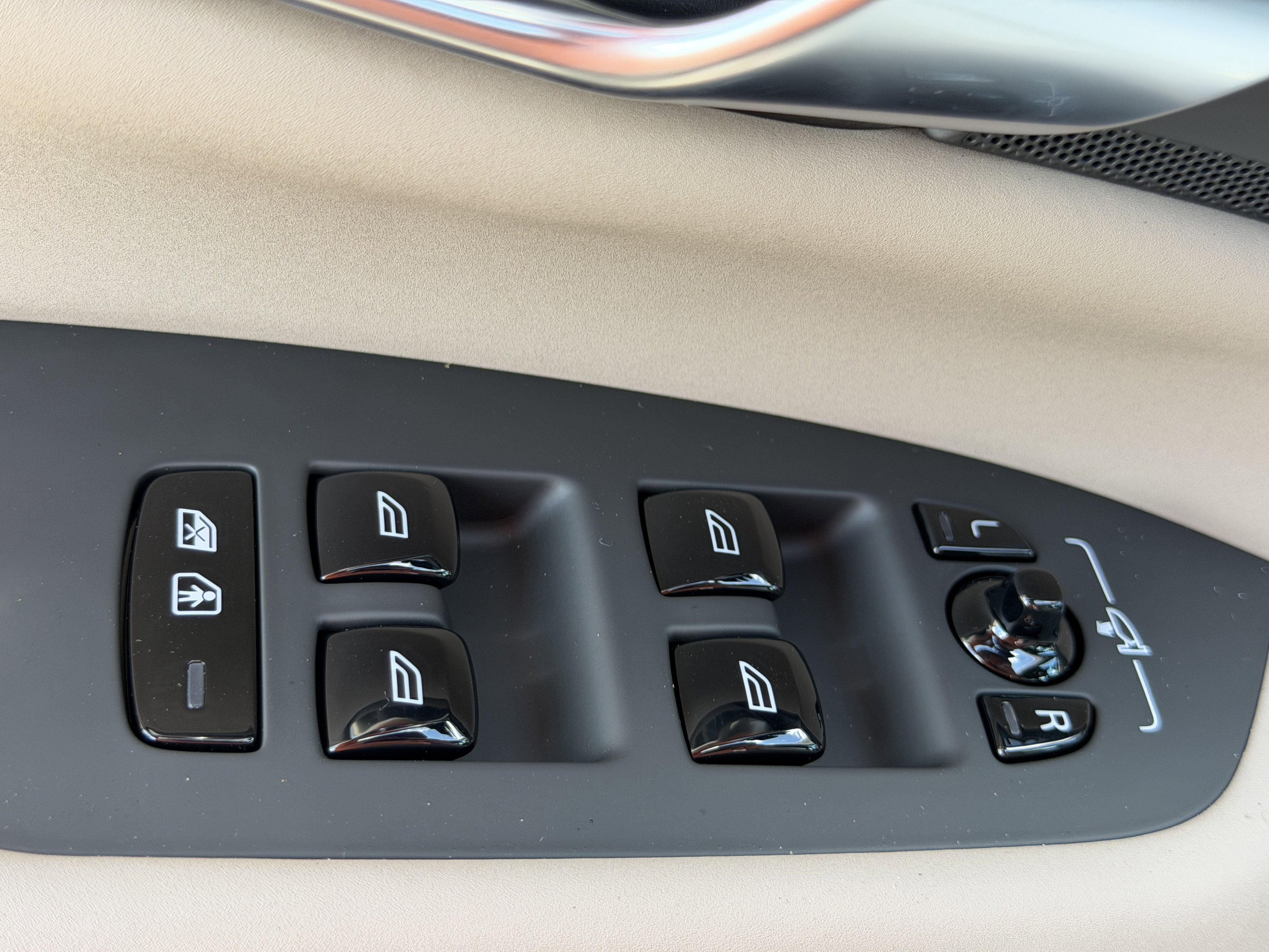 New 2026 Volvo XC90 B5 Core w/ Protection Package image 17