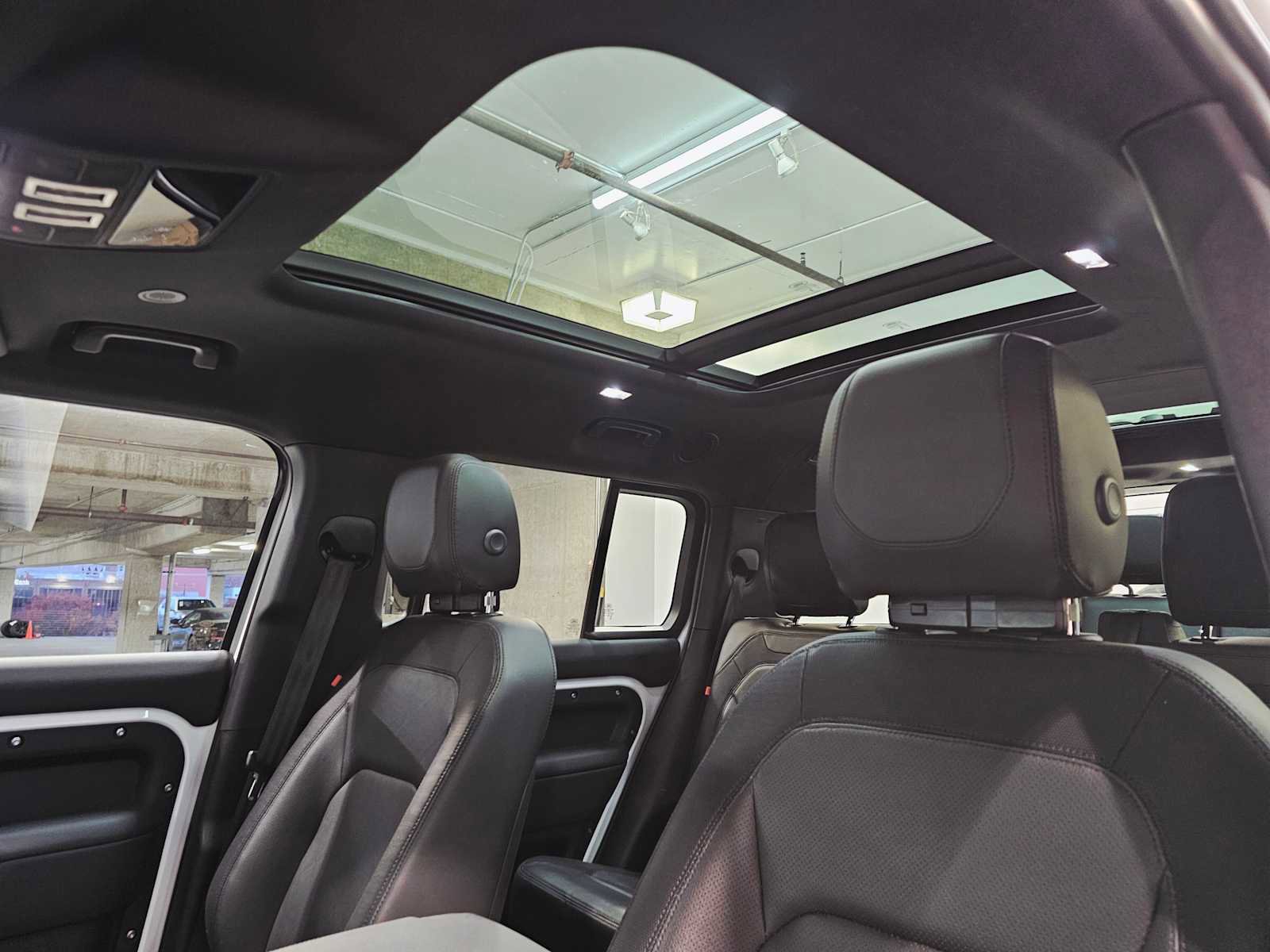 Used 2024 Land Rover Defender 130 X-Dynamic SE image 24