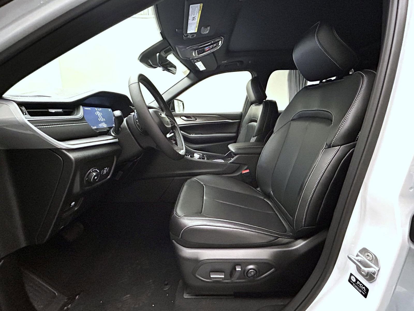 New 2025 Jeep Grand Cherokee Limited image 9