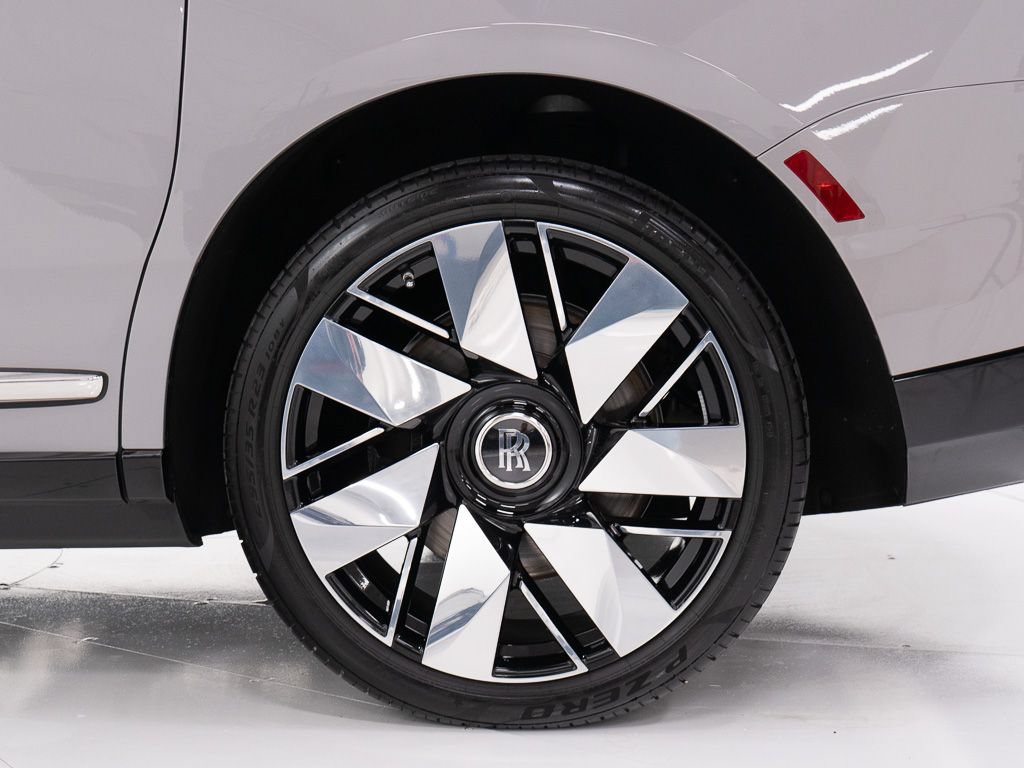 Certified 2025 Rolls-Royce Cullinan AWD/4WD image 51