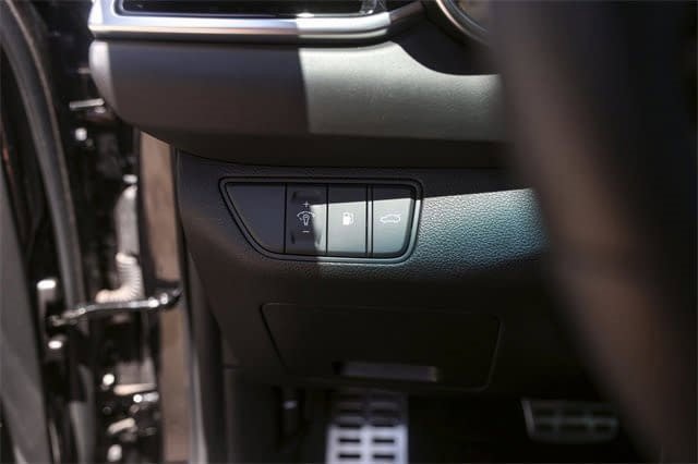 Used 2025 Genesis G70 3.3T Advanced image 17