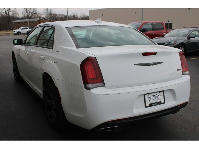 Used 2022 Chrysler 300 Touring w/ Sport Appearance Package image 6