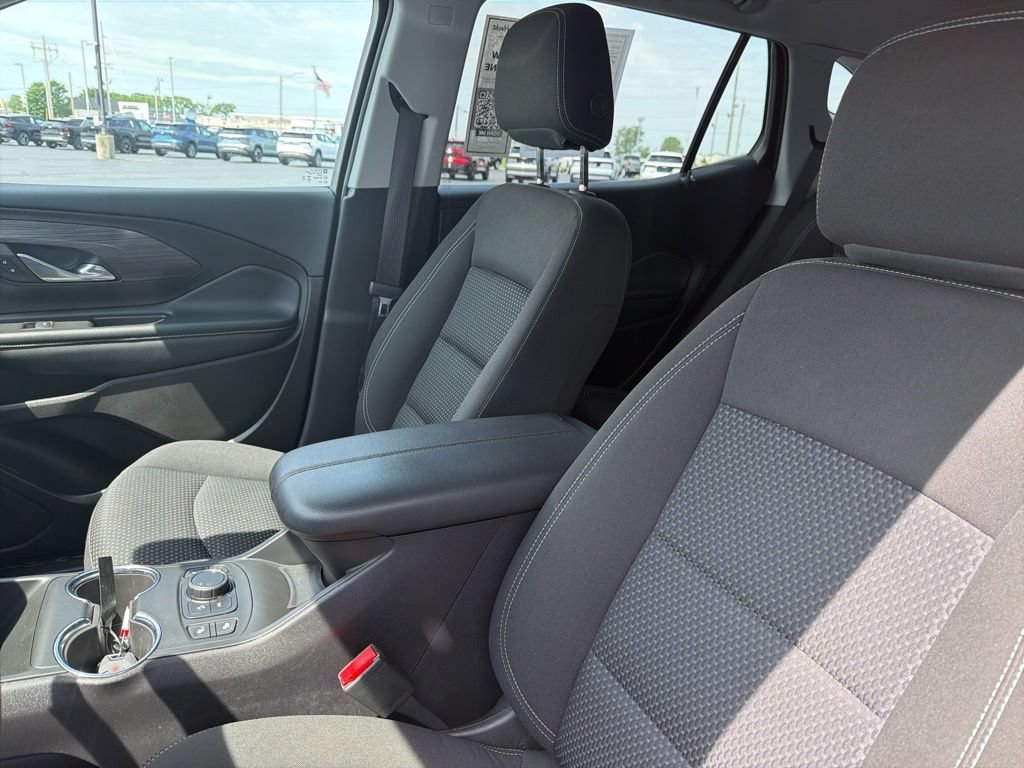 Used 2024 GMC Terrain SLE w/ Driver Convenience Package FWD image 11