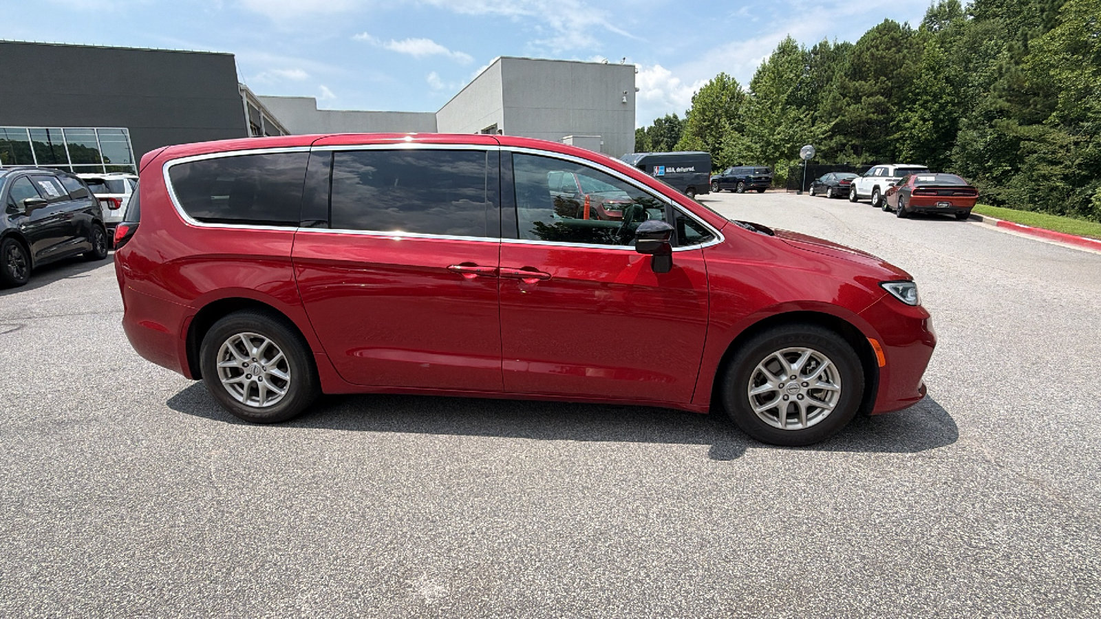 Used 2025 Chrysler Pacifica Select FWD image 7